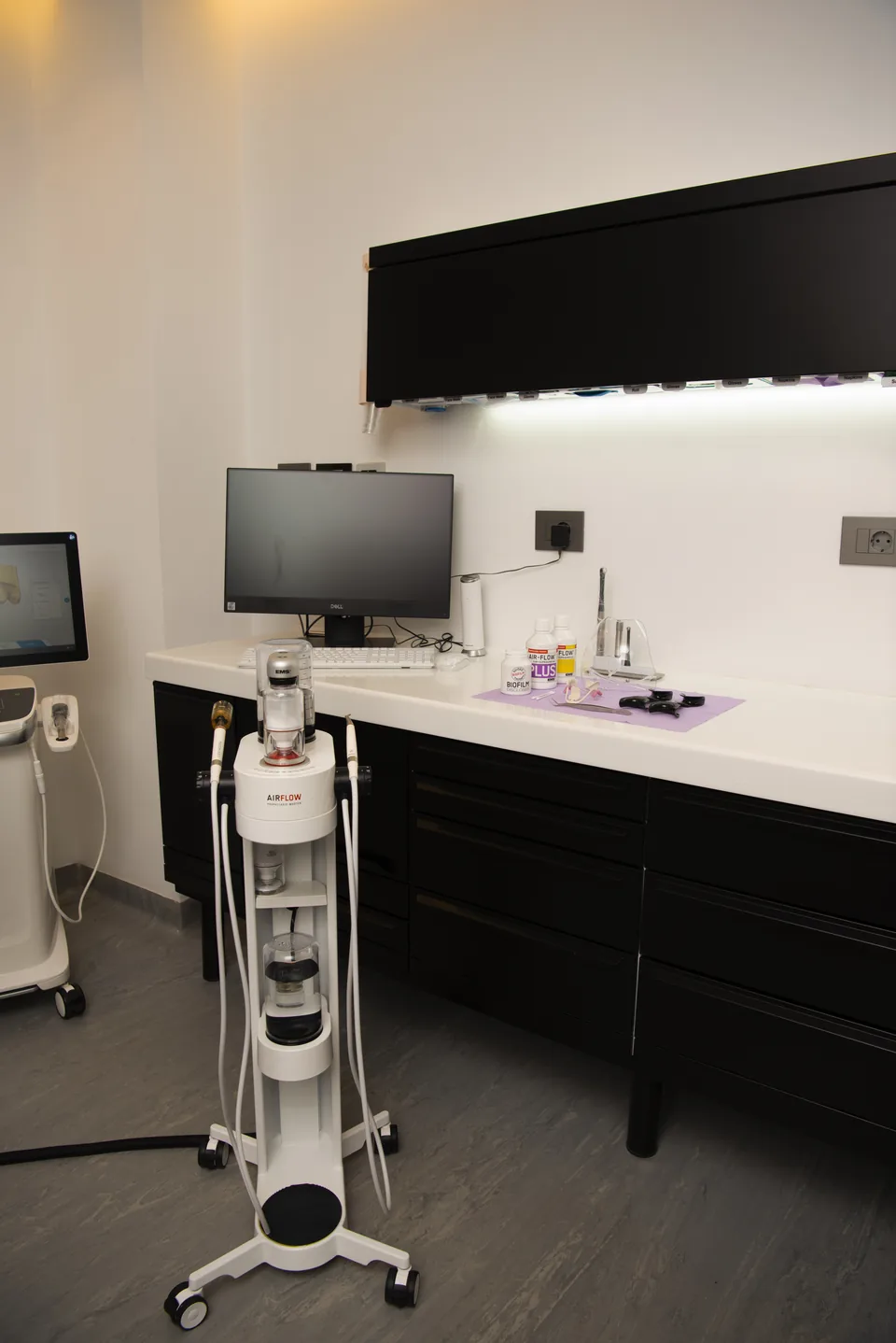 A treatment room and equipment at 180° Clinics