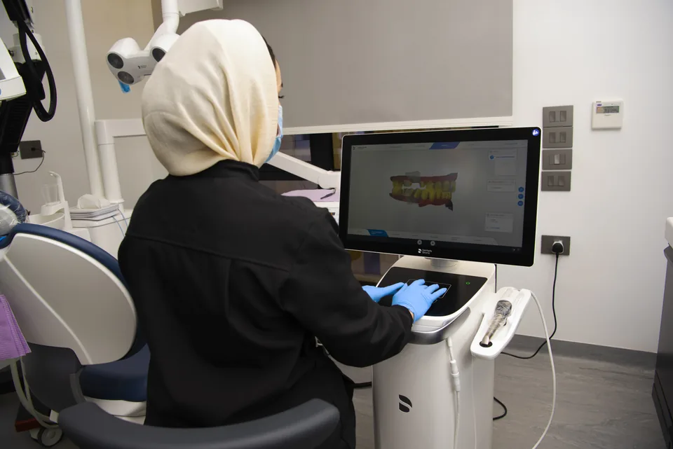 A clinician viewing a digital dental scan at 180° Clinics