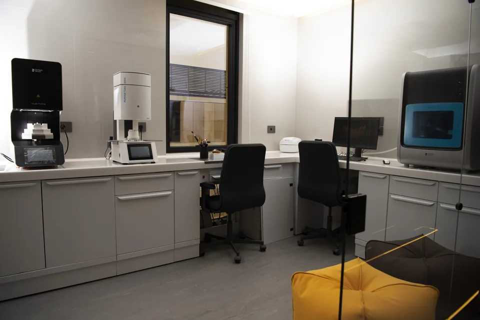 The digital dental lab and its equipment at 180° Clinics