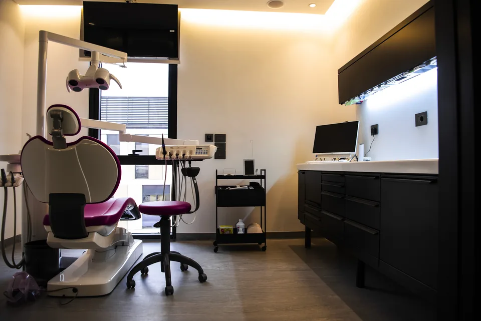The clinic's dental treatment space, photographed in natural light